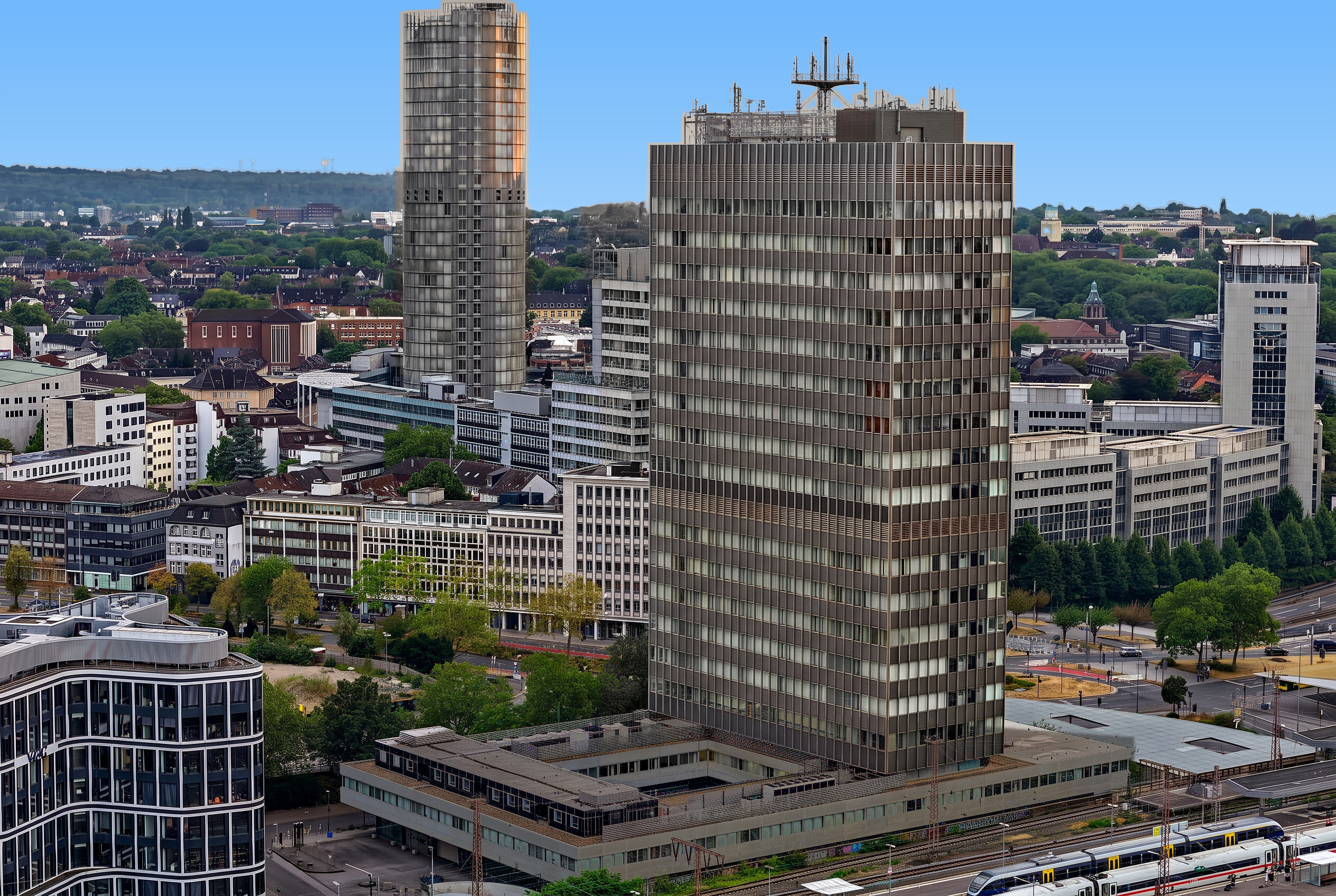 Der CUBE Skyline Tower an der Kruppstraße 2 über der Essener Innenstadt