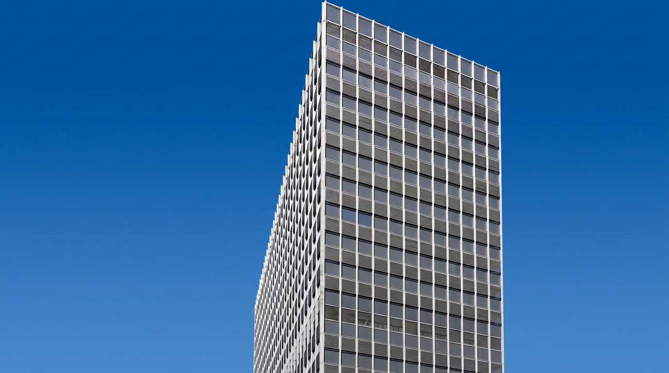 Der CUBE Skyline Tower an der Kruppstraße 2 in Essen vor klarem blauem Himmel